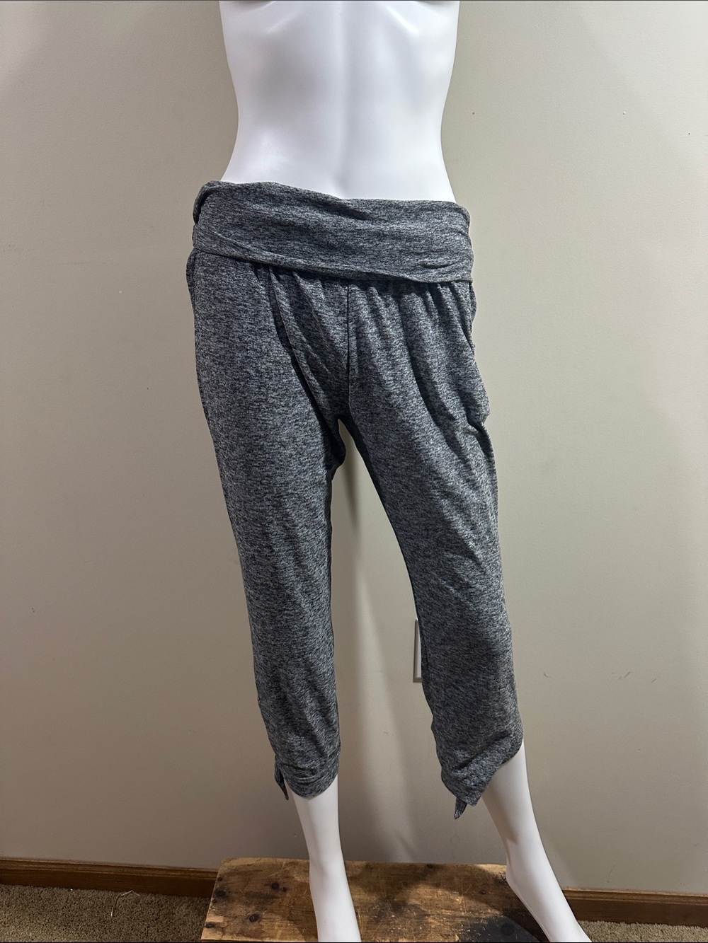 Beyond Yoga Size large Gray Fold-Over Waist Capri Loose Fit Leggings W/ Pockets